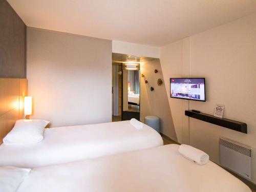 Una cama o camas en una habitación de ibis Rennes Beaulieu