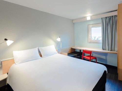Postel nebo postele na pokoji v ubytování Ibis Bourges Centre, Hôtel Restaurant