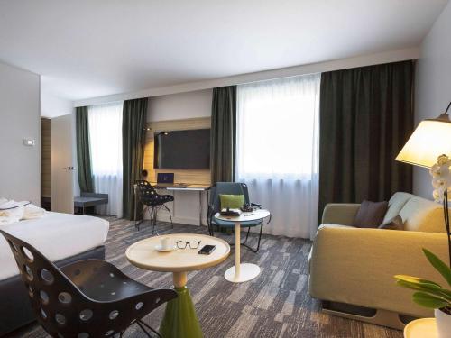 Postel nebo postele na pokoji v ubytování Novotel Annecy Centre