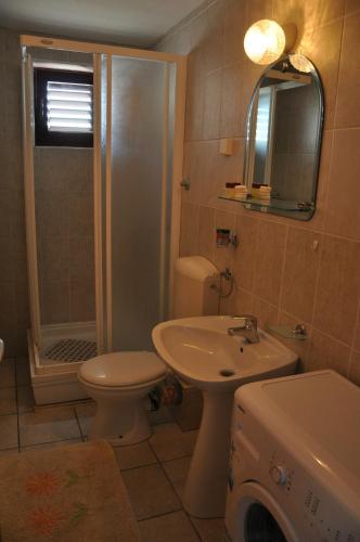 Un baño de Apartments Villa Luka