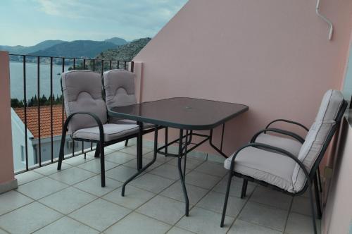 Un balcón o terraza en Apartments Villa Luka