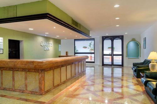 El vestíbulo o zona de recepción de Quality Inn Nuevo Laredo