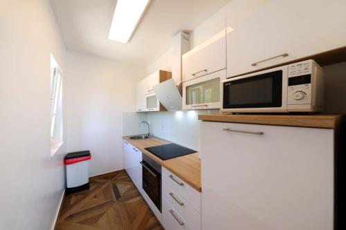 Kuchyň nebo kuchyňský kout v ubytování Apartments REDSTONE luxury apartments