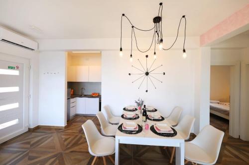 Kuchyň nebo kuchyňský kout v ubytování Apartments REDSTONE luxury apartments