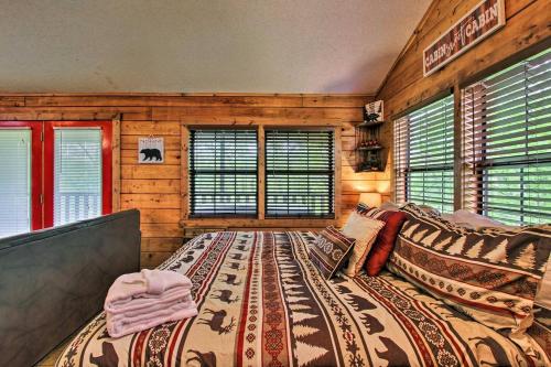 Gallery image of River Rush- Cozy Riverfront Cabin 5 Mi to Pigeon Forge in Sevierville