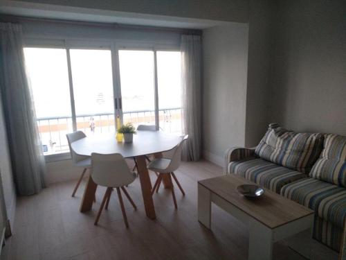A seating area at Apartamento primera línea Torrenostra
