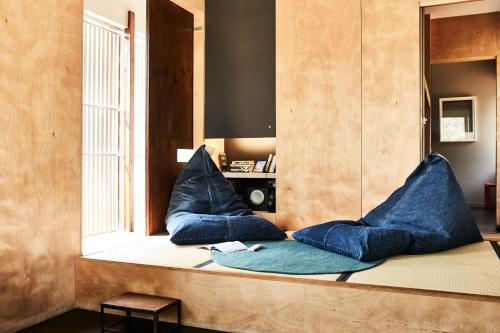 une chambre avec deux oreillers bleus assis sur un rebord de fenêtre dans l'établissement Riversdale Retreat, à Chewton