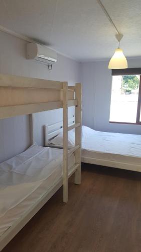 ゴルビツカヤにあるGuest House Letoのベッドルーム1室(二段ベッド2台、窓付)が備わります。