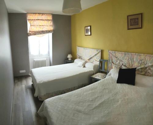ein Hotelzimmer mit 2 Betten und einem Fenster in der Unterkunft Rubis in Jonzac