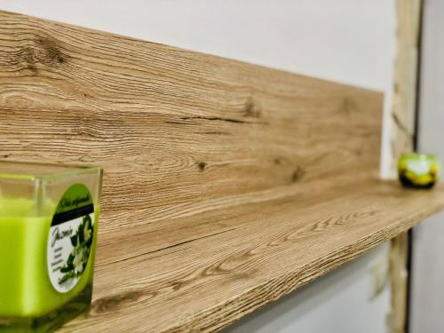 シラクーサにあるCasa Sikaniaの木製カウンター(緑ジュース付)