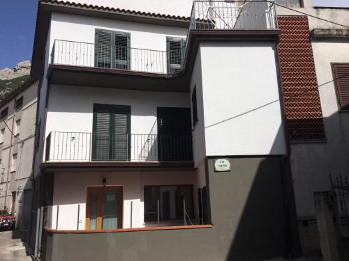 un edificio con 2 balcones en un lateral en CAV Mameli en Dorgali