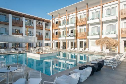 The swimming pool at or close to Enorme Ammos Beach Resort