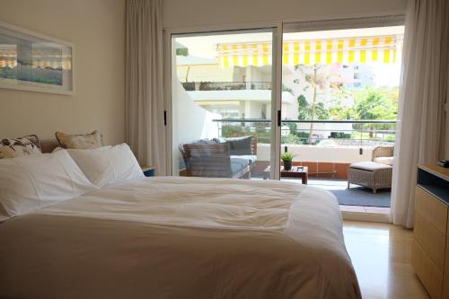 Postel nebo postele na pokoji v ubytování luxury modern apartment with terrace, pool and garage!