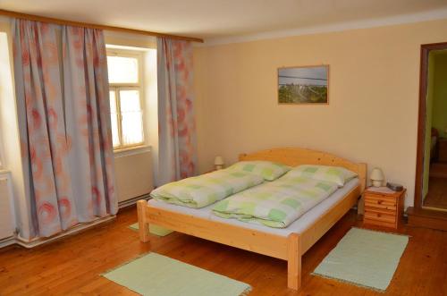 Schlafzimmer mit einem Bett und einem Fenster in der Unterkunft Weinbauernhof Löscher in Retz