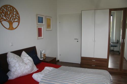 sypialnia z łóżkiem i przesuwnymi szklanymi drzwiami w obiekcie Alte Volksschule - schual in gradne w mieście Liebenfels