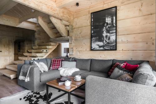 un soggiorno con un divano e un tavolo di Domek Góralski Niedźwiedzia Gawra & Sauna Zone by RentiloPL a Poronin