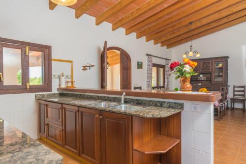 una cucina con un lavello e un piano di lavoro di S'Estret a Santanyi