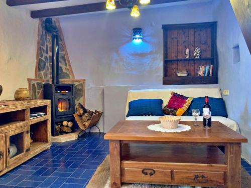 Posedenie v ubytovaní Casa Mandarina centro de Cómpeta con chimenea y terraza con vistas By AndaraHolidays