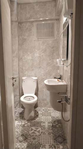 a bathroom with a toilet and a sink at No Problem Pansiyon & Alkaya in Tekirdag