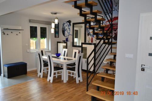 Zdjęcie z galerii obiektu Willa Lux dom 6-osobowy Marilyn Monroe ZE STREFĄ BASENOWĄ w miejscowości Chocznia NIEDALEKO ZATORU I ENERGYLANDII w mieście Chocznia