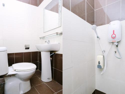 a bathroom with a toilet and a sink at Super OYO 707 Ayuni Hotel in Bangi