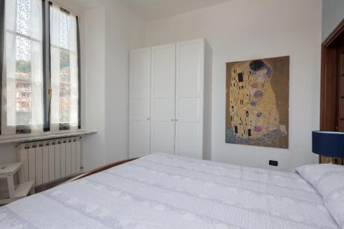 a bedroom with a bed and a painting on the wall at Punti di Vista in Portovenere