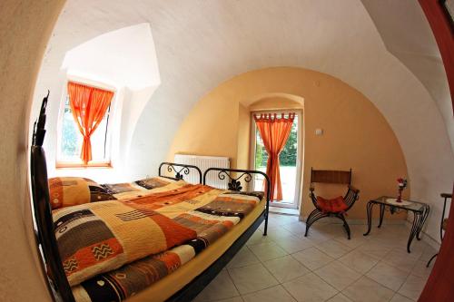 a bedroom with a bed in a room at Pałac Heymanna - Stara Kuchnia in Ścibórz