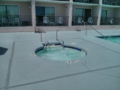 a hot tub in the middle of a swimming pool at Tropical Seas Hotel in Myrtle Beach