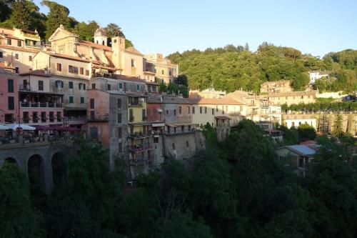 um grupo de edifícios no topo de uma montanha em Holiday Homes - mini spa - Nemi (Roma) em Nemi