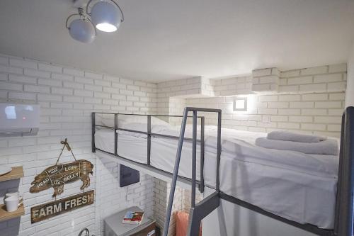 Posteľ alebo postele v izbe v ubytovaní Mind-blowing petite studio in the heart of Athens!
