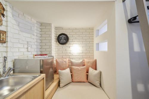 Kuchyňa alebo kuchynka v ubytovaní Mind-blowing petite studio in the heart of Athens!