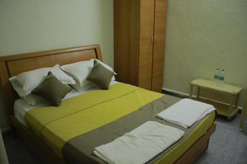Postel nebo postele na pokoji v ubytování Krishna Villa