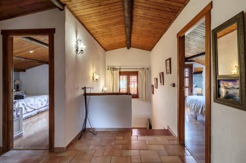 Posteľ alebo postele v izbe v ubytovaní Encantadora casa con piscina privada y chimenea