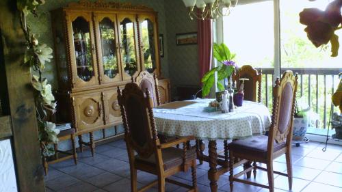 une salle à manger avec une table et une armoire en porcelaine dans l'établissement Chalet Rosemarie, à Nobel