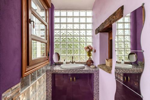 Kuchyňa alebo kuchynka v ubytovaní Encantadora casa con piscina privada y chimenea