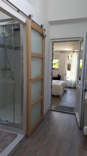 a room with a sliding glass door leading to a bedroom at Le Carpe Diem in La Forêt-Fouesnant