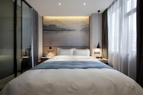 Un pat sau paturi într-o cameră la Hanyong Hotel -Shenzhen International Convention&Exhibition Fuyong Branch
