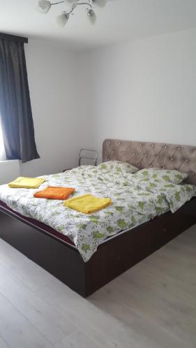 コンスタンツァにあるApartament 2 camere Constantaのカラフルな枕が付いたベッド1台が備わる客室です。