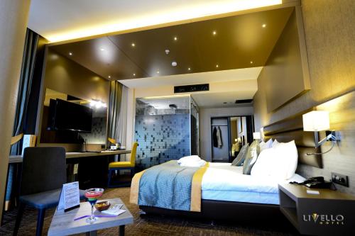 伊斯坦堡的住宿－里維羅酒店，酒店客房设有一张大床和一张书桌。