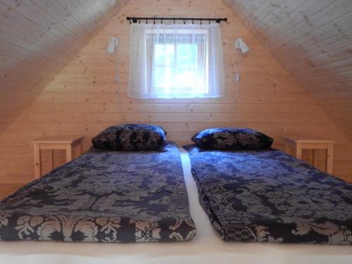 En eller flere senge i et værelse på Haaviku Nature Cottage