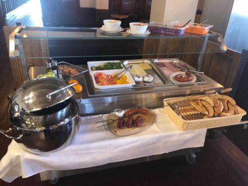 un buffet con varios alimentos en una mesa en Hotel Labská bouda, en Horní Mísečky