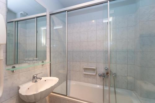 Un baño de OPERA BLUE Hotel Gouvia Corfu