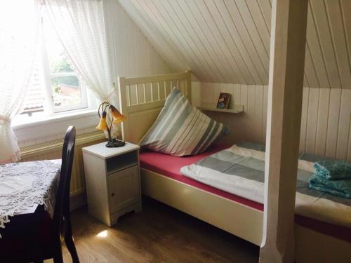 a small bedroom with a bed and a window at Deichschatz in Mittelnkirchen