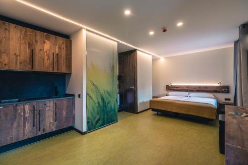 1 dormitorio con 1 cama y armarios de madera en Hotel y Estudios DCeres Estancias, en Santa María de Mave