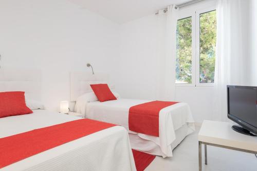 Ένα ή περισσότερα κρεβάτια σε δωμάτιο στο Cala Clara