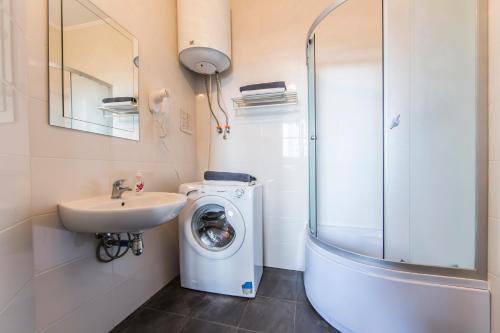 ブロバルイにあるApartment Brovary Studio 225のバスルーム(洗濯機、シンク付)