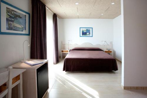 Una cama o camas en una habitación de Hotel & Spa Entre Pinos-Adults Only