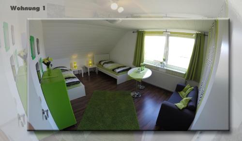 Cette petite chambre comprend deux lits et un salon. dans l'établissement Ferien im FerienStudio1A, à Brüggen