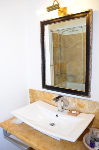a bathroom sink with a mirror above it at Gule Cunda in Ayvalık