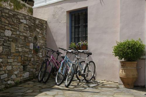 a group of bikes parked next to a building at Archontiko Naoumidi in Portariá